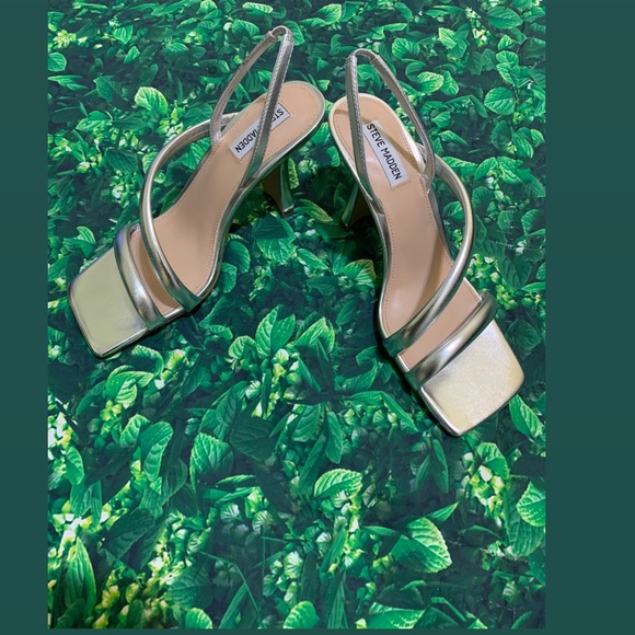 Silver Heels - Picture 3 of 3